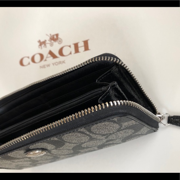 COACH Peyton Signature Wallet - Picture 6 of 6